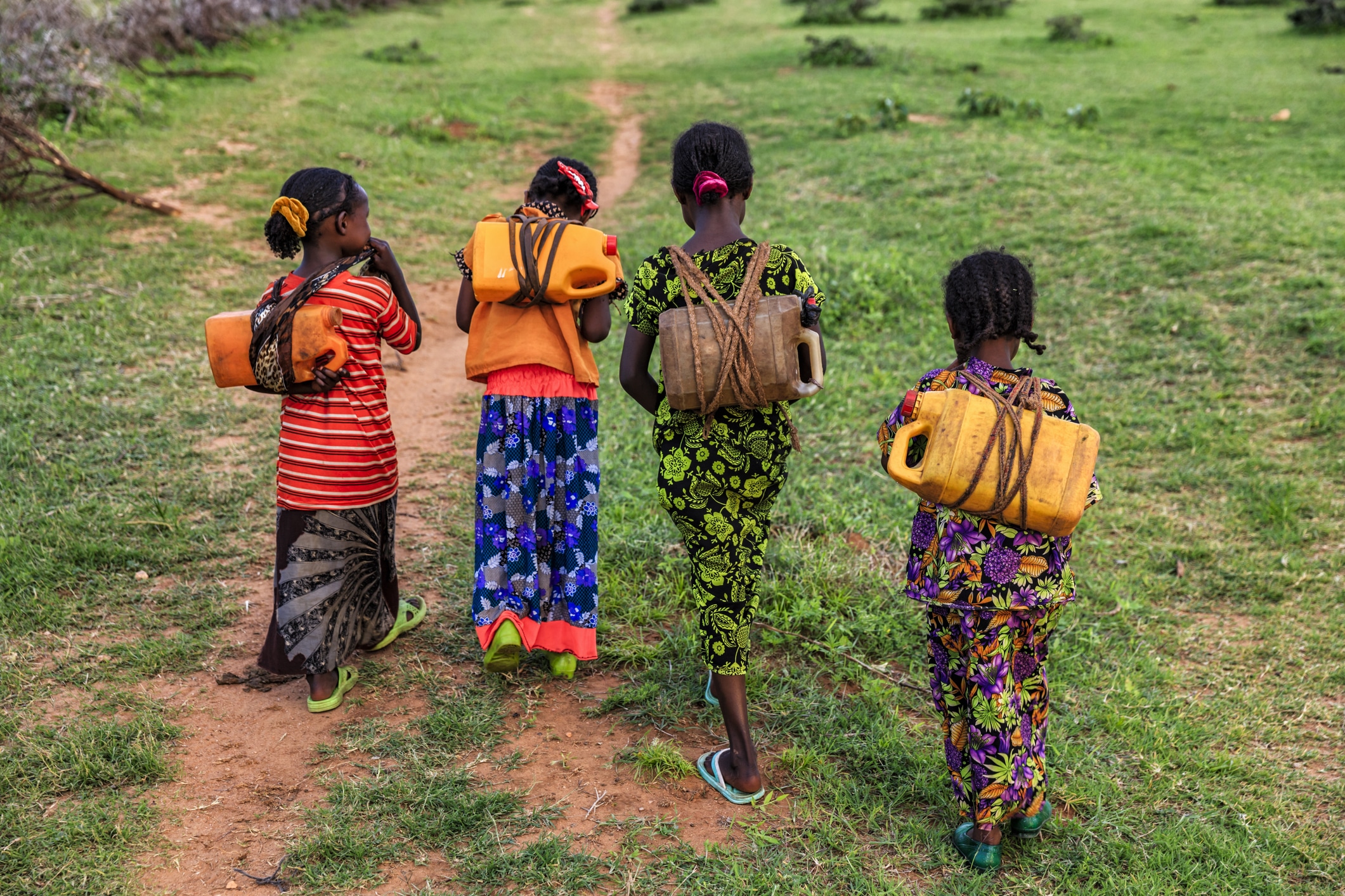 jenter med vann, bistand, utviklingspolitikk