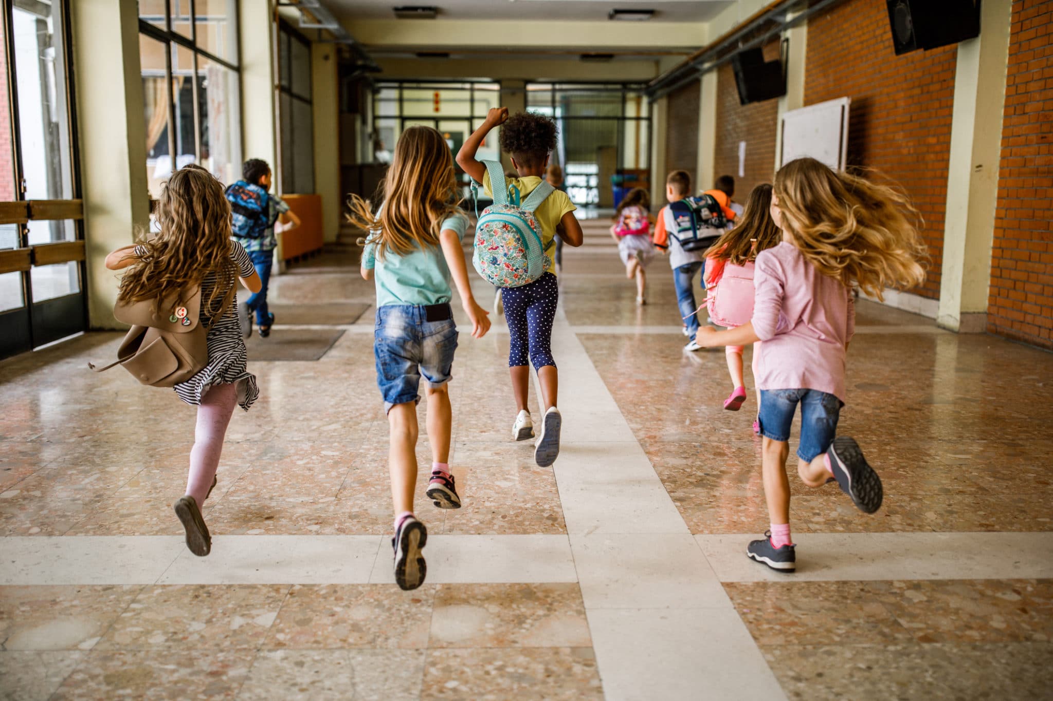 Finish school. Дети бегут по школе. Бегать по коридорам. Дети бегут по школьному коридору. Ученик бегает по коридорам.