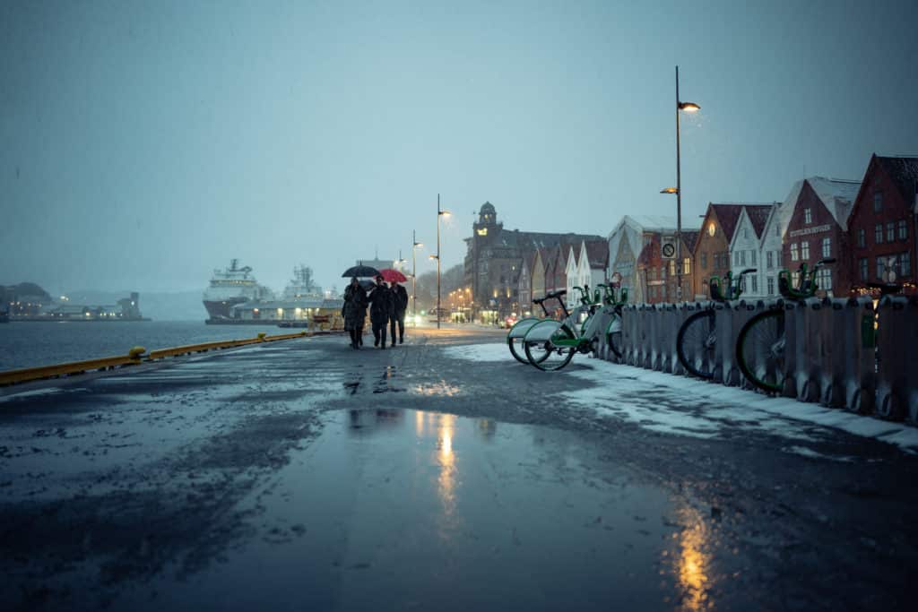 Bergen, regn, mørkt, paraply, mennesker gående