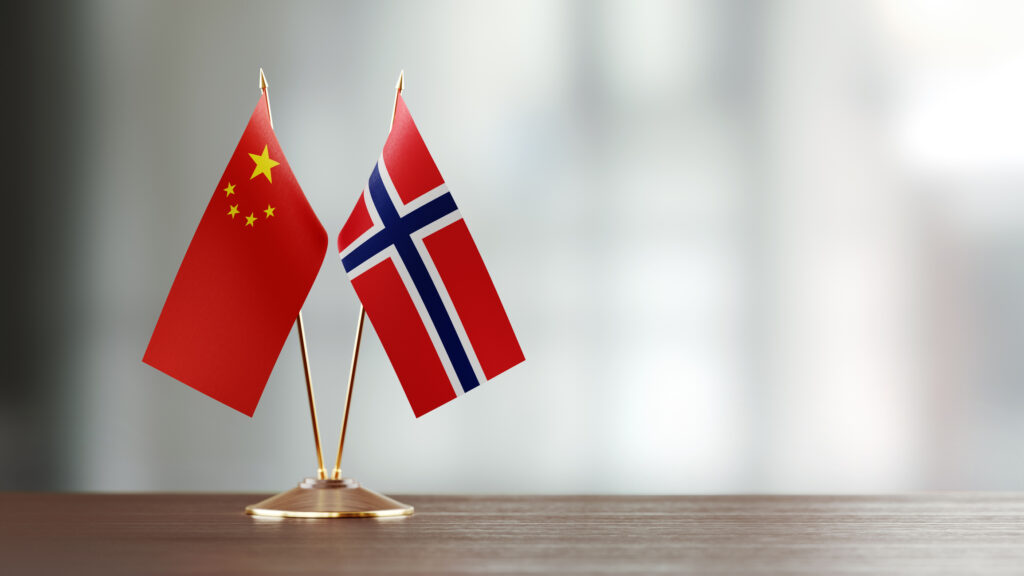 Kina, Norge, Kina-strategi, forhold til Kina, kinesisk flagg, norsk flagg.